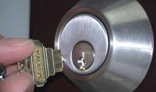 Royal Locksmith Store Dallas, TX 214-530-0536 - key-broke-in-lock